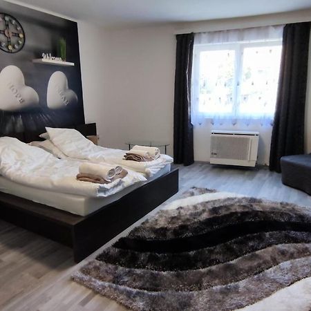 Freedom-Fehervar Apartman เซแกชแฟเฮร์วาร์ ภายนอก รูปภาพ