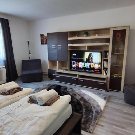 Freedom-Fehervar Apartman เซแกชแฟเฮร์วาร์ ภายนอก รูปภาพ