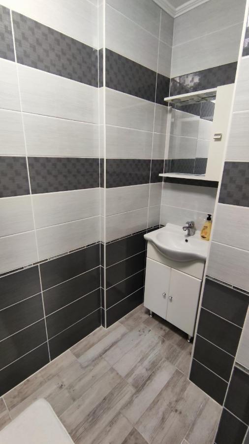 Freedom-Fehervar Apartman เซแกชแฟเฮร์วาร์ ภายนอก รูปภาพ
