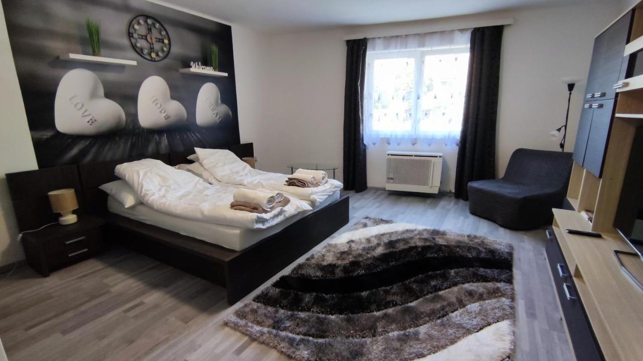 Freedom-Fehervar Apartman เซแกชแฟเฮร์วาร์ ภายนอก รูปภาพ