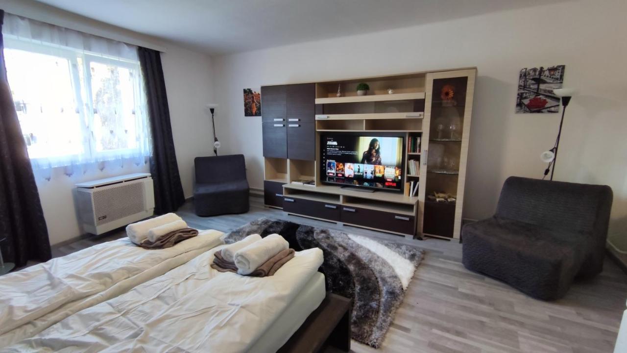 Freedom-Fehervar Apartman เซแกชแฟเฮร์วาร์ ภายนอก รูปภาพ