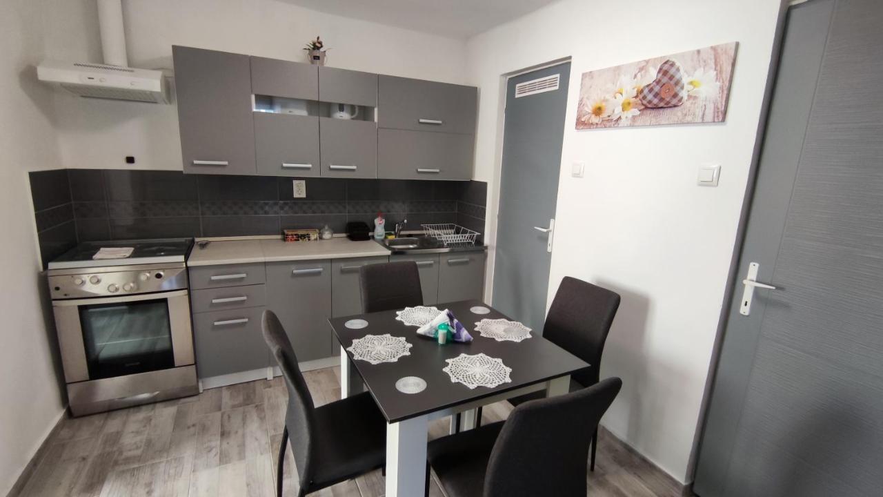 Freedom-Fehervar Apartman เซแกชแฟเฮร์วาร์ ภายนอก รูปภาพ