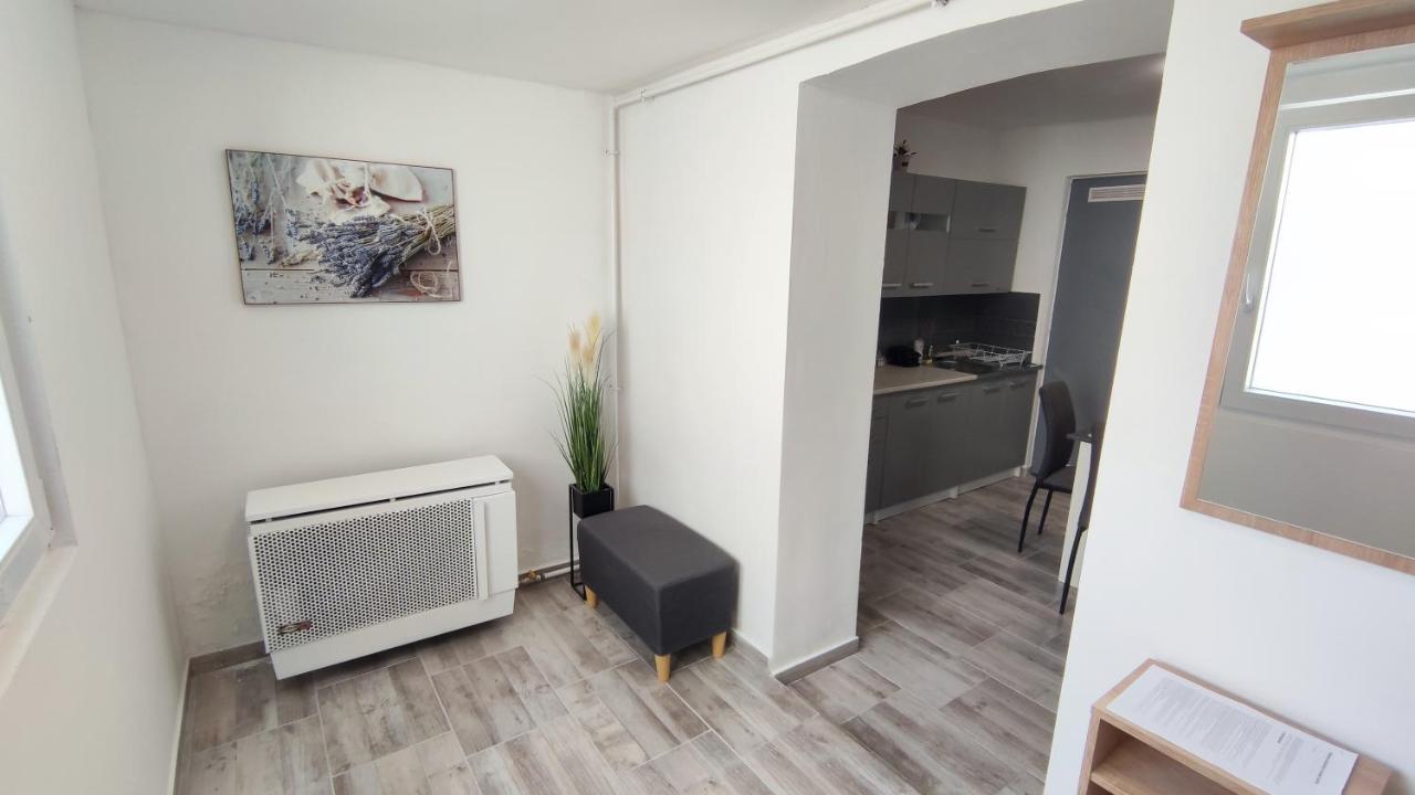 Freedom-Fehervar Apartman เซแกชแฟเฮร์วาร์ ภายนอก รูปภาพ