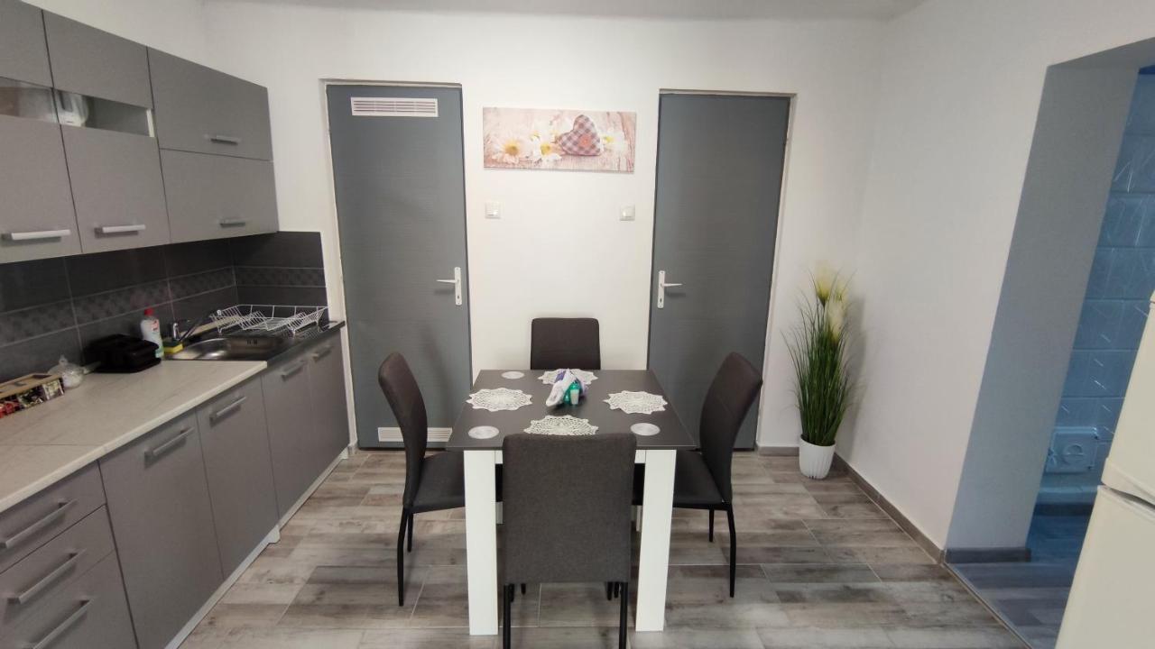 Freedom-Fehervar Apartman เซแกชแฟเฮร์วาร์ ภายนอก รูปภาพ