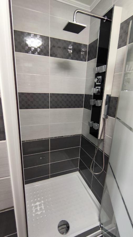 Freedom-Fehervar Apartman เซแกชแฟเฮร์วาร์ ภายนอก รูปภาพ