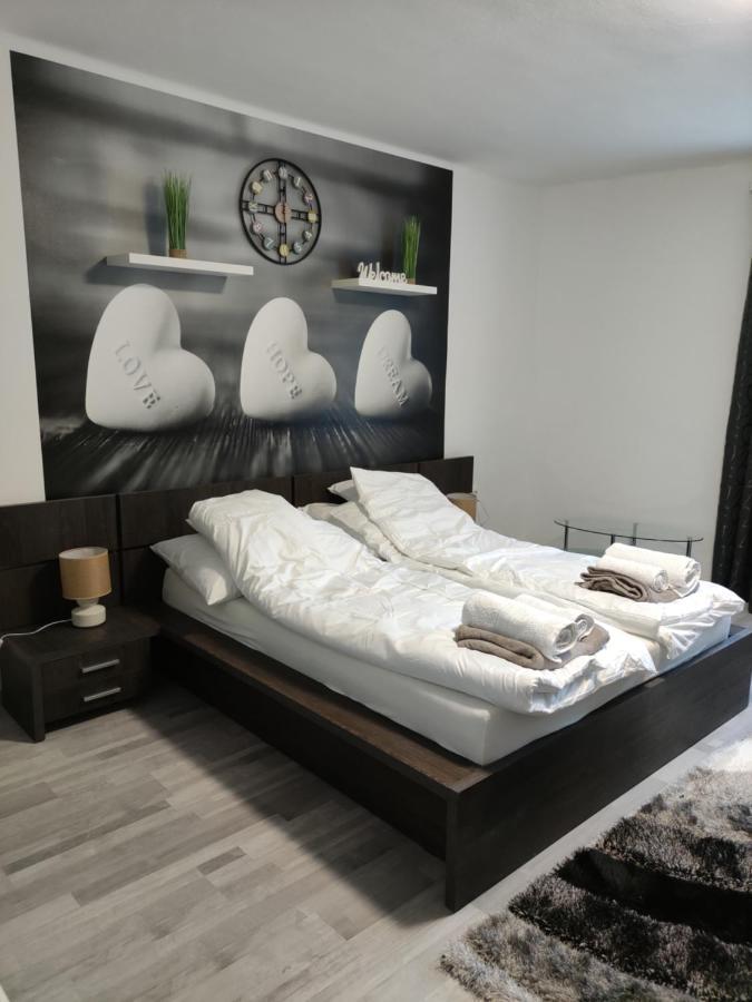 Freedom-Fehervar Apartman เซแกชแฟเฮร์วาร์ ภายนอก รูปภาพ